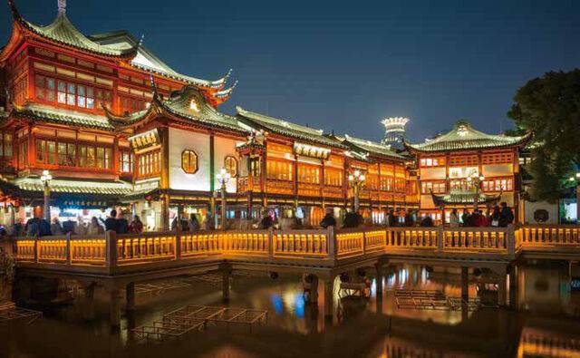 예원은 가장 아름다운 중국 정원으로 손꼽히는데 밤이 되면 특히 구곡교의 야경이 눈길을 사로잡는다.