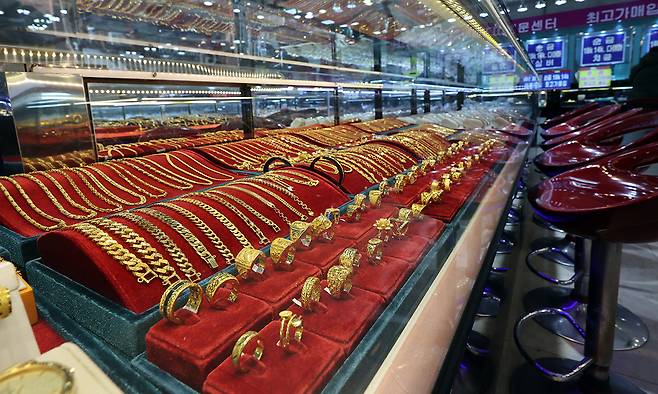 서울 종로구 한 귀금속 상가에 금과 은 제품 등이 진열돼 있다. 사진은 기사 내용과 직접적 관련 없음. 뉴스1