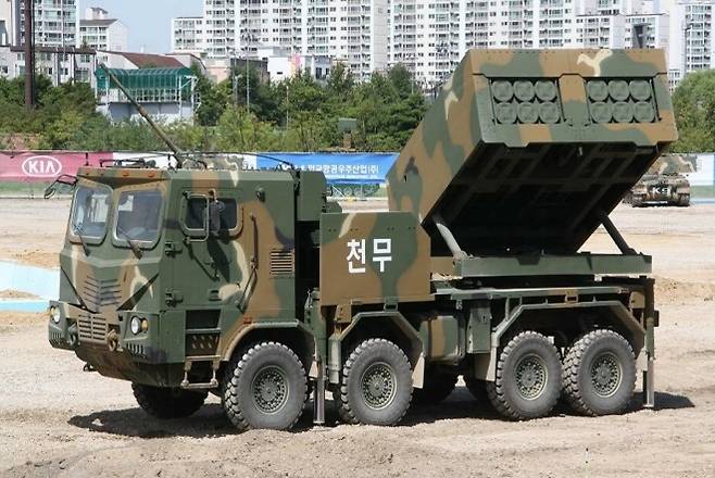 한국 육군이 운용 중인 다연장로켓시스템 K239 천무. 차륜형 8륜 플랫폼과 모듈식 발사대를 적용한 천무는 유도 로켓과 전술미사일을 통합 운용하는 장거리 정밀타격 체계다. 포르스바레츠 포룸 캡처