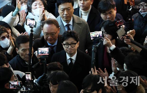 한동훈(가운데) 전 국민의힘 대표가 이달 29일 서울 여의도 국회 소통관에서 자신의 제명 결정에 대해 입장 발표를 한 뒤 회견장으로 들어서고 있다. 성형주 기자