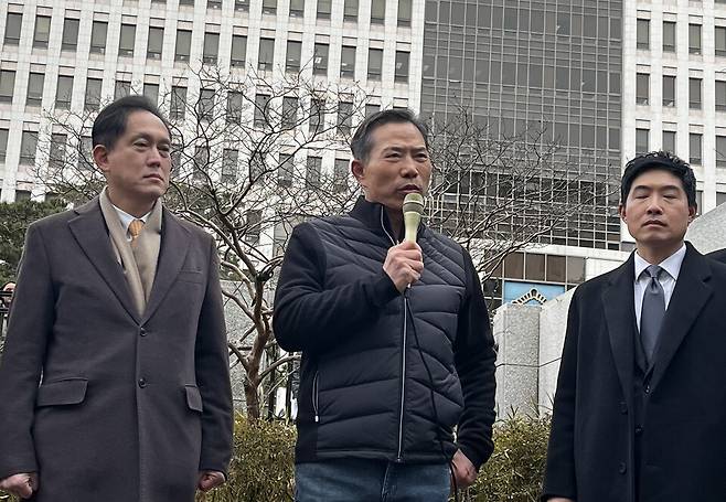 손현보 부산 세계로교회 담임목사(가운데)가 1월30일 불법 선거운동 혐의 1심에서 징역형 6개월에 집행유예 1년을 선고 받고 석방된 뒤 발언하고 있다. ⓒ 연합뉴스