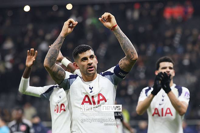 ▲ 현지에서는 자연스럽게 전임 주장 손흥민과 로메로를 비교하는 목소리가 나온다. 풋볼 팬캐스트는 "손흥민은 특유의 침착함으로 선수들을 결속시켰고, 지난 시즌 유로파리그 우승이라는 역사적인 업적을 남겼다"며 "그에 반해 감정 조절에 실패하는 로메로를 주장으로 세운 것 자체가 애초에 잘못된 선택이었을 가능성이 크다"고 지적했다.