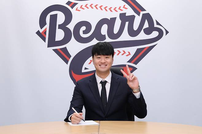 ▲ 2025시즌 종료 후 친정 두산 베어스와 FA 잔류 계약을 맺은 투수 이영하가 스프링캠프에서 빠른 페이스로 불펜 피칭을 소화하고 있다. 이영하는 올해 선발투수로 다시 복귀할 가능성이 높다. ⓒ두산 베어스