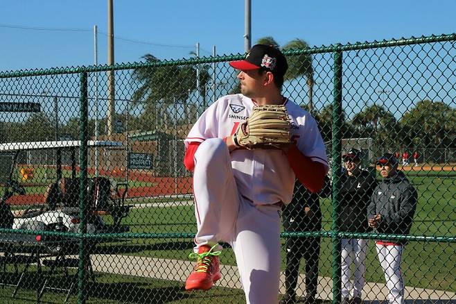 ▲ 첫 불펜 투구에서 70%의 힘이지만 최고 144km의 빠른 공을 던지며 기대 이상이라는 평가를 받은 앤서니 베니지아노 ⓒSSG랜더스