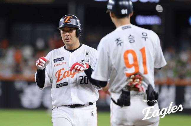 한화 이글스 이재원 플레잉 코치(왼쪽). /사진=한화 이글스 제공