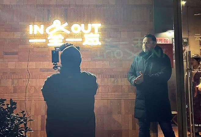 美장관·英총리 방문한 베이징 골목식당 찾은 러시아 취재진 (베이징=연합뉴스) 한종구 특파원 = 29일 오후 중국 베이징 싼리툰 골목에 자리잡은 한 윈난 요리 전문 식당 앞에서 러시아 취재진이 취재하고 있다. 이 식당은 2023년 재닛 옐런 미국 재무장관에 이어 28일 키어 스타머 영국 총리가 방문한 곳이다.