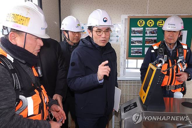 '건설 분야 임금체불 예방' 전자카드 시연 (세종=연합뉴스) 김주성 기자 = 권창준 고용노동부 차관이 19일 세종시 한국토지주택공사(LH) 공공주택건설현장을 찾아 건설 분야 임금체불 예방 방안 중 하나로 도입된 건설근로자 전자카드를 시연하고 있다. 2026.1.19 utzza@yna.co.kr