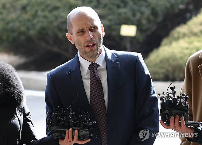 입장 밝히는 로저스 쿠팡 한국 임시 대표 (서울=연합뉴스) 윤동진 기자 = 쿠팡의 대규모 개인정보 유출 사태에 대해 '셀프 조사'로 증거를 인멸한 혐의를 받는 해롤드 로저스 쿠팡 한국 임시 대표가 피의자 신분으로 조사를 받기 위해 30일 서울경찰청으로 출석하며 입장을 밝히고 있다. 2026.1.30 mon@yna.co.kr