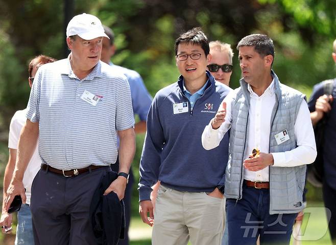 김범석 쿠팡 의장(가운데)이 지난 2023년 7월 13일 미국 아이다호주 선밸리에서 열린 '앨런 앤드 컴퍼니 콘퍼런스(Allen & Company Sun Valley Conference)'에서 차기 연준 의장 후보로 거론되는 케빈 워시 전 연준 이사(오른쪽), 전설적인 헤지펀드 투자자 스탠리 드러켄밀러(왼쪽)와 함께 걷고 있다. 워시 전 이사는 2019년부터 쿠팡의 사외이사를 맡아 김 의장의 멘토 역할을 해온 것으로 알려졌다.ⓒ AFP=뉴스1