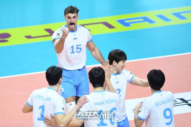 대한항공 러셀이 8일 서울 장충체육관에서 열린 2025~2026 V-리그 우리카드와 경기에서 득점 후 환호하고 있다. 2026. 1. 8. 장충 | 최승섭기자 thunder@sportsseoul.com