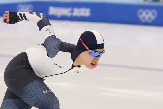 김민석이 8일 오후 중국 베이징 국립 스피드 스케이팅 경기장(오벌)에서 열린 2022 베이징 동계올림픽 스피드 스케이팅 남자 1500m 경기에서 질주하고 있다. 2022.2.8/뉴스1 © News1 안은나 기자 /사진=뉴스1