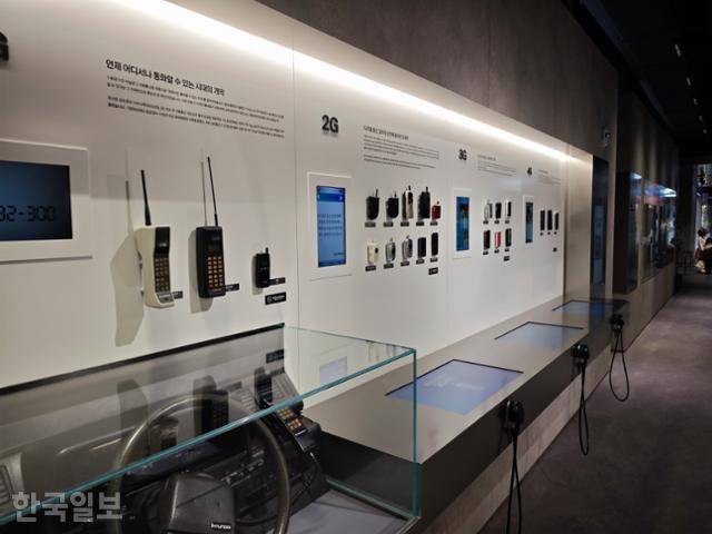 26일 서울 종로구 KT 광화문빌딩 웨스트 2층 '온마루'에 이동통신 초창기부터 현재까지 쓰이는 휴대폰 단말기들이 전시되어 있다. 김진욱 기자