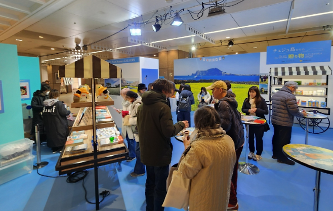 지난 22일 일본 후쿠오카 텐진 중심가에서 열린 제주 관광 팝업 행사. 현지 방문객들의 발길이 이어지고 있다. (제주관광공사 제공)