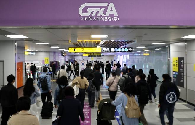 서울역에서 GTX-A 노선을 거쳐 환승하기 위해 이동하는 승객들의 모습. 사진=연합뉴스