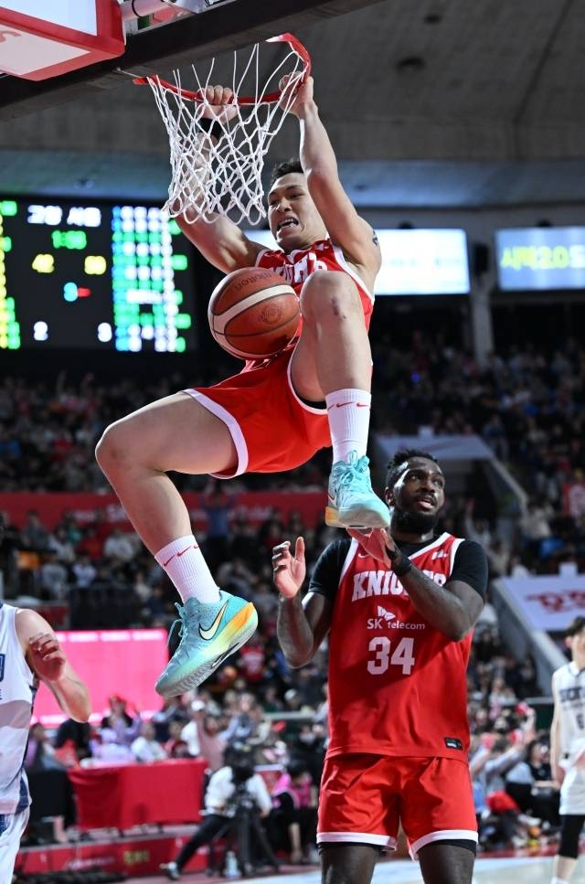 ‘워니 듀오’가 펄펄 날고 있는 지금의 SK는 대단히 무섭다. 자밀 워니는 4라운드 내내 활약, MVP를 예약한 상황이다. 그리고 조상현 감독이 인정한 ‘작은 워니’ 에디 다니엘은 안영준의 공백을 완벽하게 잊게 하는 퍼포먼스를 선보이고 있다. 사진=KBL 제공