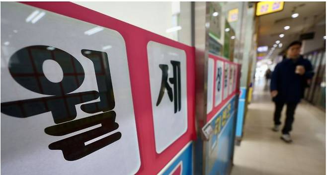 전문가들은 올해 서울 입주 물량 급감으로 인해 이러한 ‘전세의 월세화’와 고액 월세 현상이 더욱 가속화될 것으로 내다봤다. 뉴시스