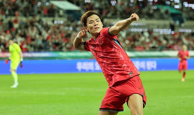 14일 서울 마포구 서울월드컵경기장에서 열린 한국과 파라과이 축구 대표팀의 친선경기. 오현규가 추가골을 넣은 뒤 세리머니를 하고 있다. 연합뉴스