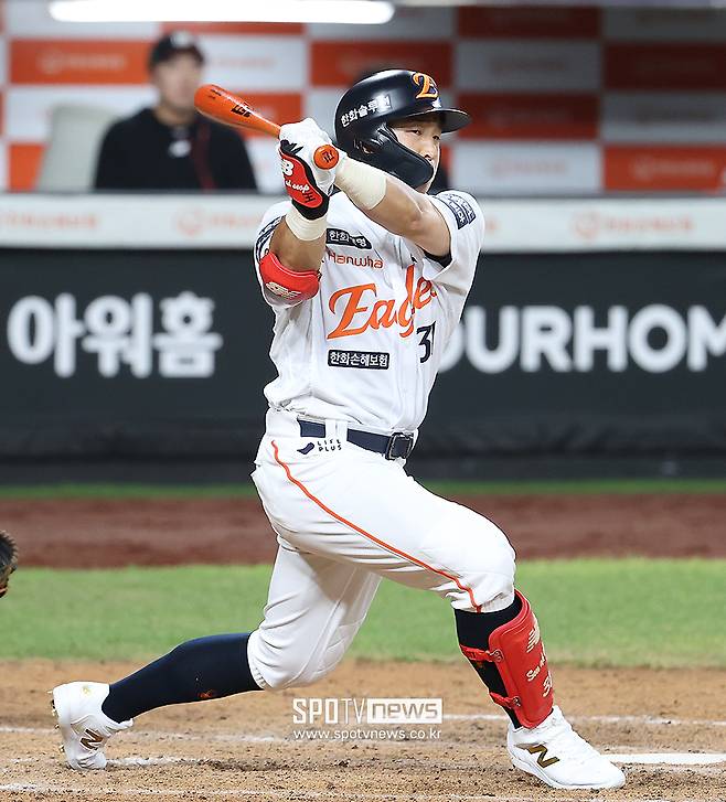 ▲ 한화와 손아섭 측은 팀이 캠프로 출발한 뒤 두 차례 정도 만나 이 문제를 비롯한 전체적인 계약 조건을 논의한 것으로 알려졌다. 일단 한화는 사인 앤드 트레이드 가능성을 계속해서 열어두고 있는 것으로 확인됐다. ⓒ곽혜미 기자