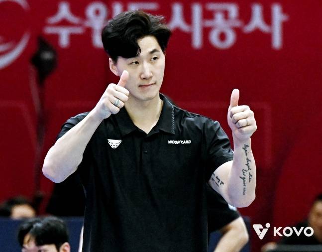 우리카드 박철우 감독대행(가운데). /사진=한국배구연맹 제공