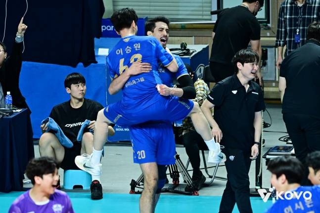 우리카드의 아라우조(가운데서 오른쪽)가 30일 서울 장충체육관에서 열린 진에어 2025~2026 V리그 정규리그 5라운드 홈 경기에서 삼성화재에 승리한 뒤 기뻐하고 있다. /사진=한국배구연맹 제공