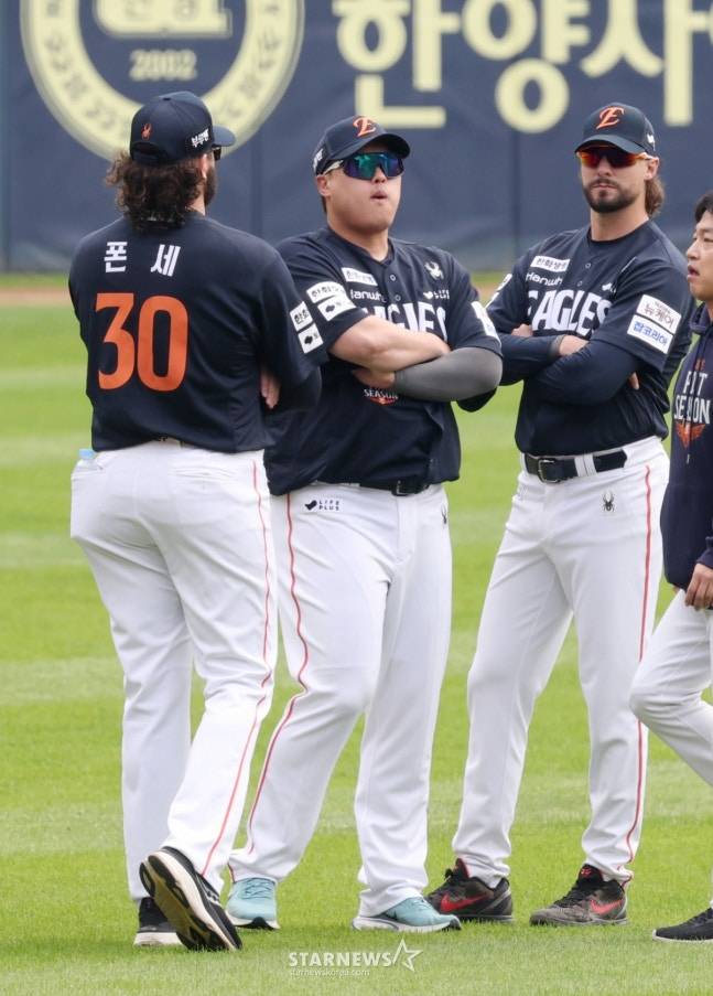 지난해 10월 류현진(가운데)와 와이스(오른쪽)이 함께 대화를 나누고 있다. /사진=김진경 대기자