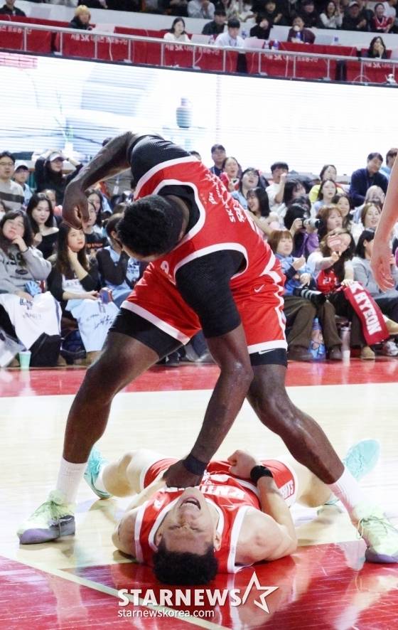 자밀 워니(위)가 에디 다니엘 가슴을 주먹으로 가격하는 세리머니를 선보이고 있다. /사진=김진경 대기자