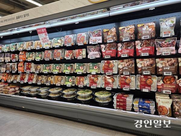 수원의 한 마트에서 다양한 간편식들이 진열돼 판매되고 있다. 2026.1.30 /구민주기자 kumj@kyeongin.com