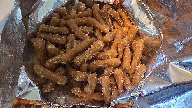 땅콩이 잔뜩 뿌려진 맛동산./사진=김아름 기자 armijjang@