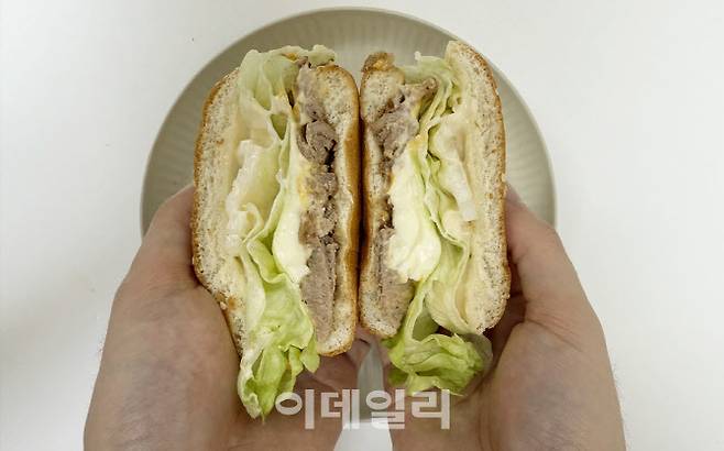 두툼한 패티 대신 얇은 불고기와 양상추 비중이 높아, 씹는 밀도와 포만감은 다소 가볍게 느껴졌다. (사진=한전진 기자)