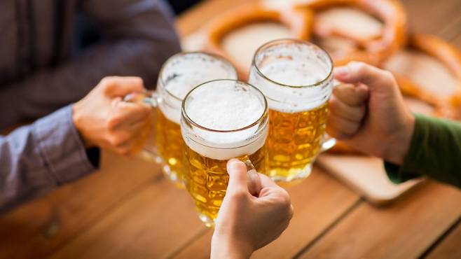 하루 2잔 이상 술 마시는 습관은 대장암, 직장암 발병에 영향을 미칠 수 있다 | 출처: 클립아트코리아