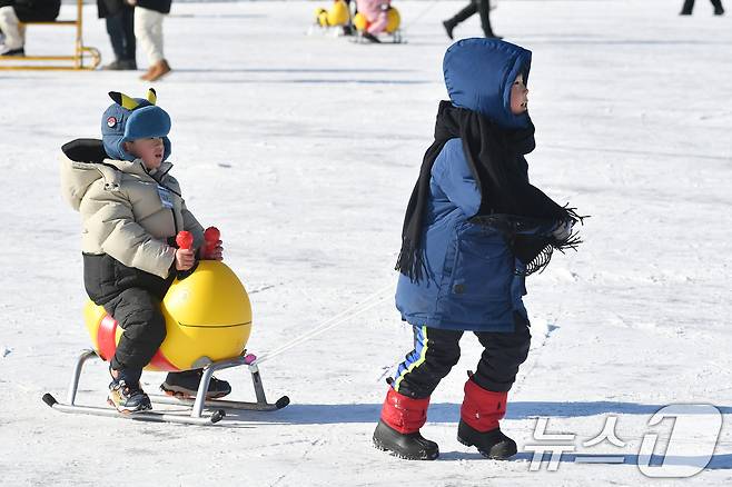 2026 화천산천어축제장 얼음썰매 즐기는 아이들. (화천군 제공. 재판매 및 DB 금지)