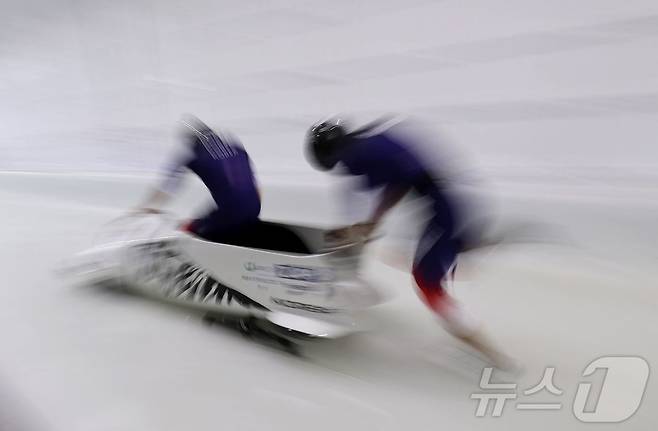 봅슬레이 2인승 김진수, 김형근의 경기 모습. ⓒ AFP=뉴스1