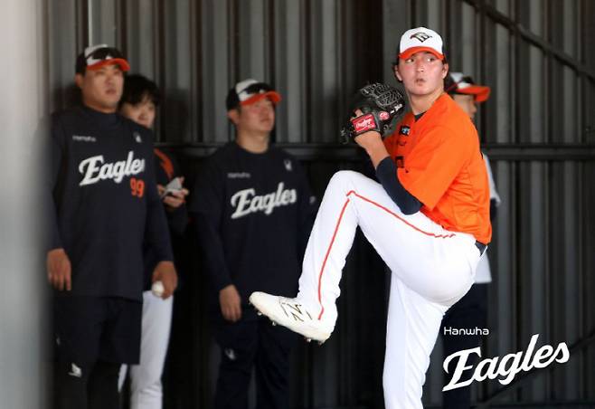 류현진이 지켜보는 가운데 불펜피칭을 하는 화이트. 사진제공=한화 이글스