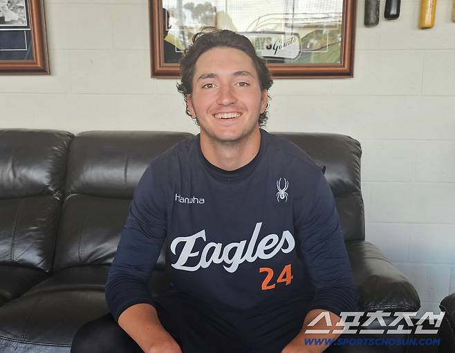 인터뷰에 임한 화이트. 김영록 기자