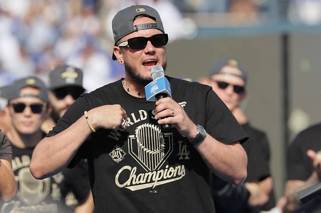 epa12501369 Los Angeles Dodgers second baseman Miguel Rojas speaks during the Los Angeles Dodgers celebration of their 2025 World Series title at Dodger Stadium in Los Angeles, California, USA, 03 November 2025. EPA/ALLISON DINNER
<저작권자(c) 연합뉴스, 무단 전재-재배포, AI 학습 및 활용 금지>