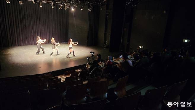 지난달 24일 부산 남구 경성대 예노소극장에서 ‘MEGA K-POP(케이팝) 오디션’이 열리고 있다. 경성대는 아이돌 데뷔를 꿈꾸는 지역 10·20세대를 수도권 기획사와 연결해 주기 위해 이 같은 행사를 기획했다. 김화영 기자 run@donga.com