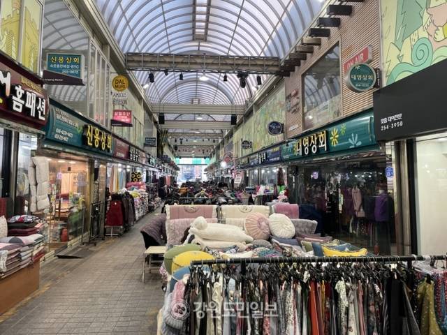 ▲ 31일 오후 춘천 중앙시장이 설 명절을 앞둔 주말임에도 한산하다. 최수현 기자