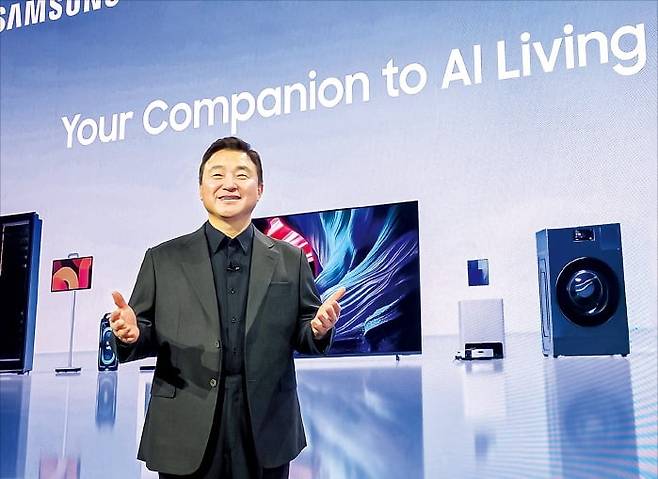 노태문 삼성전자 디바이스경험(DX)부문장(사장)이 4일(현지시간) 미국 라스베이거스 윈호텔에서 TV 전용 AI 플랫폼 ‘비전 AI 컴패니언’을 소개하고 있다. / 사진=삼성전자 제공