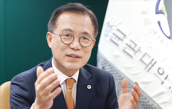 유지범 성균관대 총장은 한국경제신문과의 인터뷰에서 “대학은 학문 간 융합의 용광로가 돼야 한다”며 “기초과학과 인문학, 예술을 융합해 ‘파괴적 혁신’의 씨앗을 만드는 것”이라고 강조했다. 이솔 기자