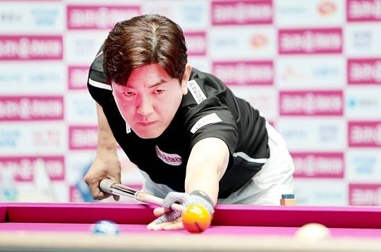 김재근이 31일 경기도 고양 킨텍스PBA스타디움에서 열린 ‘25/26 웰컴저축은행 PBA챔피언십’ 16강전에서 풀세트 접전 끝에 문성원을 물리치고 8강에 올랐다. (사진=PBA)
