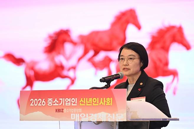 2026 중소기업인 신년인사회
한성숙 중소벤처기업부 장관이 13일 오후 서울 여의도 중소기업중앙화에서 열린 2026년도 중소기업인 신년인사회에서 덕담을 하고 있다.
2026.1.13.김재훈기자