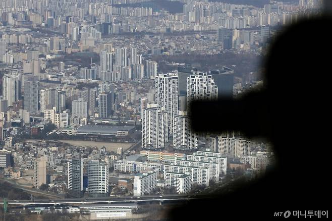 (서울=뉴스1) 박정호 기자 = 이재명 대통령이 "부동산 정상화는 5000피(코스피 5000), 계곡 정비보다 훨씬 쉽고 더 중요한 일"이라며 "이번이 마지막 기회였음을 곧 알게 될 것"이라고 밝힌 다음 날인 1일 서울시 송파구 올림픽로 롯데 월드 타워 서울스카이 전망대에서 아파트 등 주택 단지가 보이고 있다. 이 대통령은 "부동산 불패 신화를 깨고 집값을 안정시키는 일이 얼마나 어렵겠나만 계곡 정비나 주가 5000 달성보다야 더 어렵겠느냐"면서 "집값 안정은 무슨 수를 써서라도 반드시 성공시킬 것"이라고 강조했다. 2026.2.1/뉴스1 Copyright (C) 뉴스1. All rights reserved. 무단 전재 및 재배포, AI학습 이용 금지. /사진=(서울=뉴스1) 박정호 기자