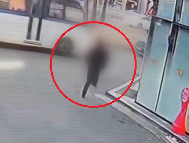 지난달 23일 오전 7시30분쯤 경북 구미 인동의 한 버스정류장에서 일면식 없는 40대 여성을 무차별 폭행한 뒤 도망가는 40대 남성의 모습. 채널A 보도화면 캡처