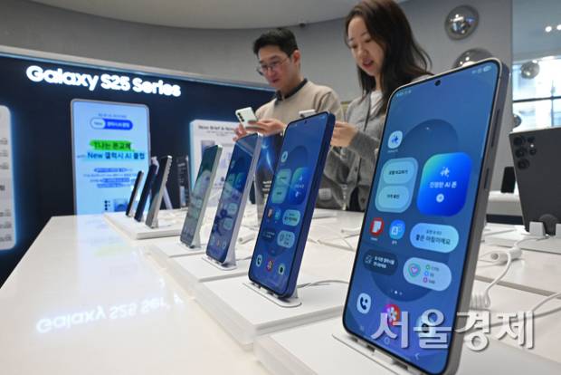삼성전자 인공지능 스마트폰 갤럭시 S25 시리즈가 서울 마포구 T팩토리에 갤럭시 S25 시리즈가 진열돼 있다. 조태형 기자