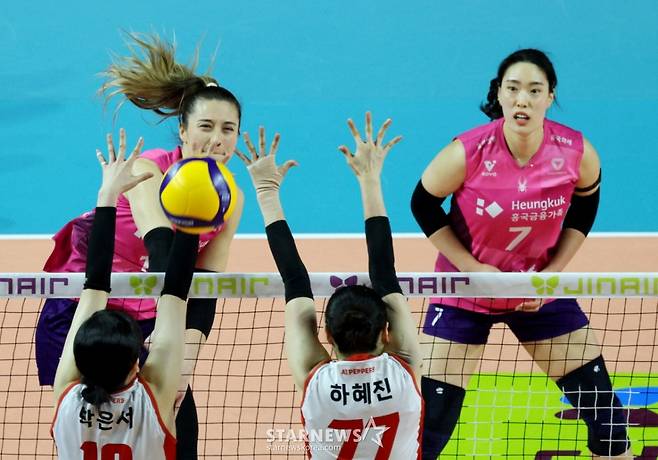 흥국 레베카가 1일 삼산월드체육관에서 열린 2025-2026 진에서 V리그 흥국생명과 페퍼저축은행경기에서 고공강타를 터트리고 있다. /사진=강영조 선임기자