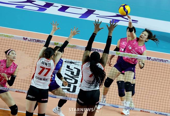 흥국 김다은이 1일 삼산월드체육관에서 열린 2025-2026 진에서 V리그 흥국생명과 페퍼저축은행경기에서 페퍼 이중블로킹에 고공강타를 터트리고 있다. /사진=강영조 선임기자