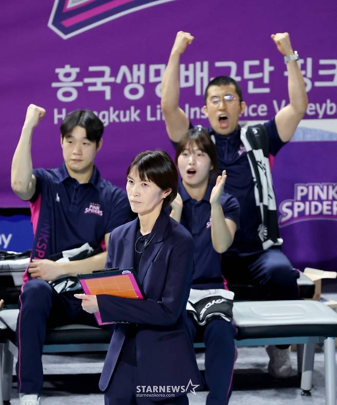 흥국 요시하라 토모코 감독이 1일 삼산월드체육관에서 열린 2025-2026 진에서 V리그 흥국생명과 페퍼저축은행경기에서 선수들을 독려하고 있다. /사진=강영조 선임기자