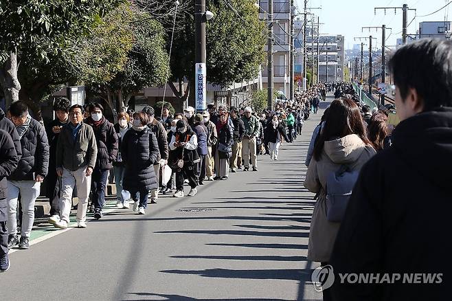다카이치 유세 현장에 늘어선 줄 (요코하마=연합뉴스) 박상현 특파원 = 다카이치 사나에 일본 총리가 중의원 선거(총선)를 앞두고 31일 가나가와현 요코하마시에서 실시한 집권 자민당 후보자 지원 유세 현장에 가려는 사람들이 길게 줄을 서 있다.