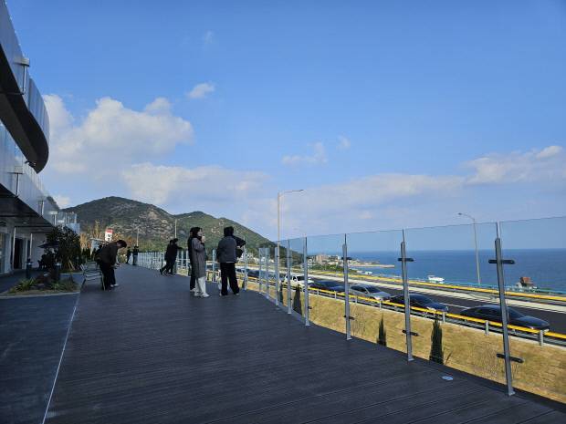 포항~영덕 고속도로 포항휴게소 앞 전망대. 해맞이 명소로 전국적인 입소문을 타고 있다. 사진=김명득 기자