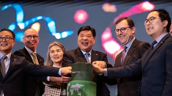 2026년 1월 5일(현지 시각) 서정진(가운데) 셀트리온 회장이 미국 뉴저지주 브랜치버그에 있는 바이오의약품 생산시설 개소식에 참여해 개소를 기념하고 있다. /셀트리온